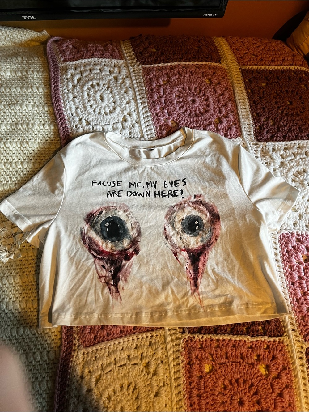 Graphic white cropped tee